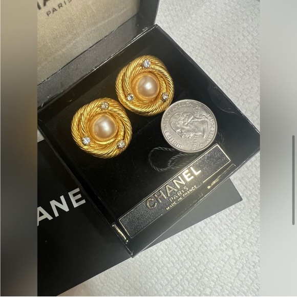 Authentic Chanel PEARL EARRINGS 24K plated - Picture 13 of 15